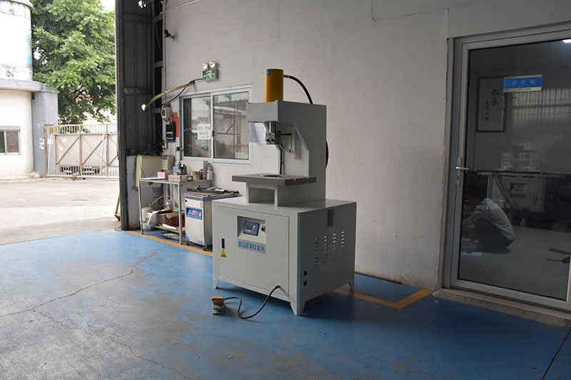 Bluewo Semi-automatic hydraulic punching machine