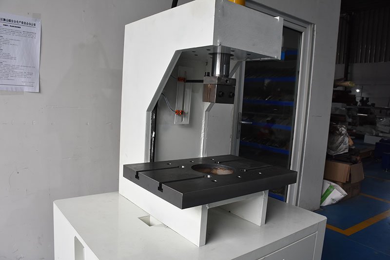 Bluewo Semi-automatic hydraulic punching machine