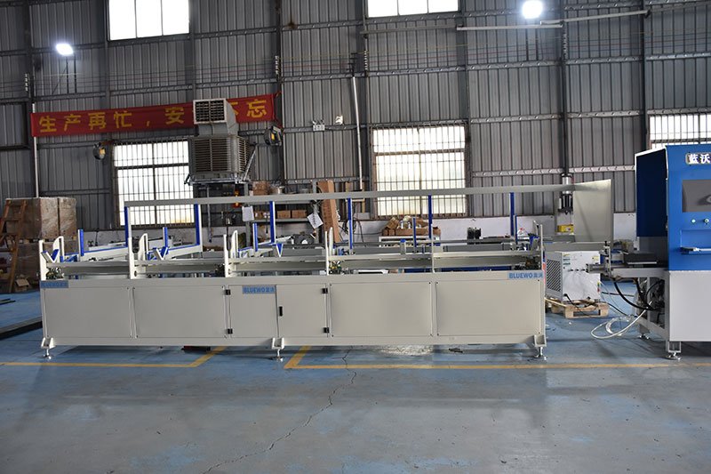 metal tube laser cutting machine with automatic loading and unloading system 3